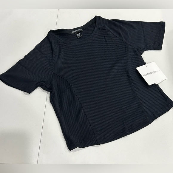 Beyond Yoga Women's Small Silhouette Cropped Tee Black NWT RIbbed Fabric - Picture 1 of 7